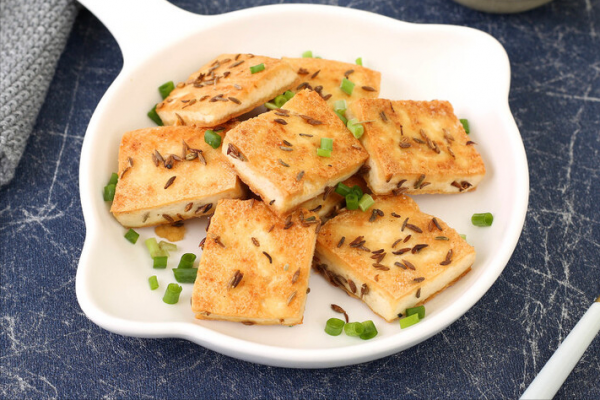 煎豆腐，切忌直接下油鍋，多做這2步，豆腐色澤金黃，不碎不粘鍋