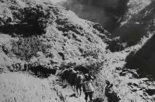 解放軍刀槍不入嚇壞國軍，說“見鬼了”，鄧小平：他們的確不是人