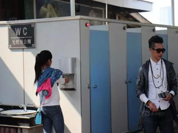 國慶假期景區如廁難，女性擠爆男廁所，男士無廁可上