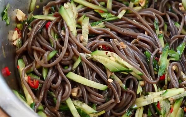 飯店的酸辣蕨根粉為何那麼好吃？教你正確做法，酸爽開胃又好吃