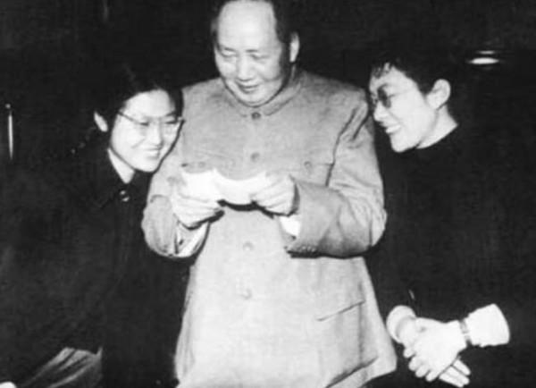 1959年,毛主席參加大女兒李敏婚禮,一向不勝酒力的他連乾數杯 1959年,毛主席參加大女兒李敏婚禮,一向不勝酒力的他連乾數杯