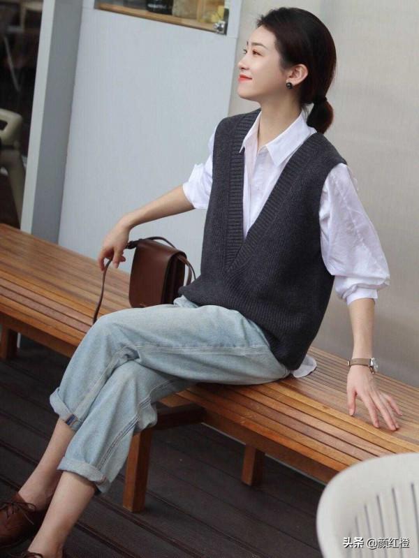 這才是“馬甲”的正確穿法，保暖又洋氣，幾種搭配讓你氣質翻倍