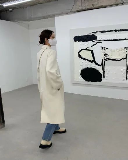 小黑靴OUT了！今冬「這雙鞋」超火爆，時髦精都愛它