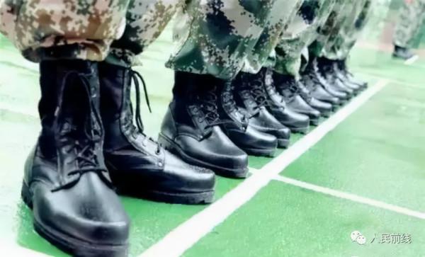 解放軍高原部隊配發新型防寒靴:星空迷彩塗裝+輕量化設計 解放軍高原部隊配發新型防寒靴:星空迷彩塗裝+輕量化設計