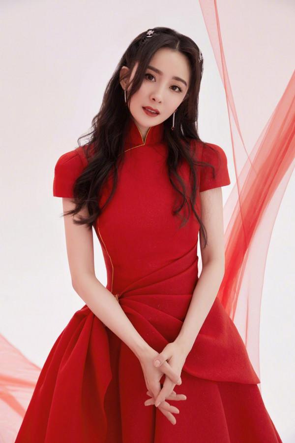 新年第六彈，王鷗與楊冪同臺賀歲，紅裝美人，誰顏值更高？