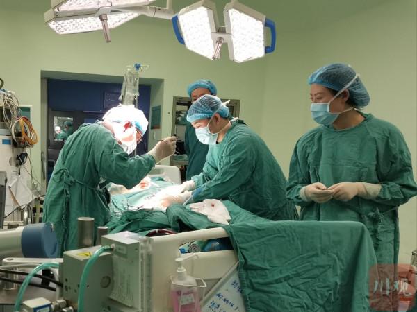 緊急！四川男子人工心臟瓣膜“停擺”醫護人員用ECMO從“鬼門關”搶人