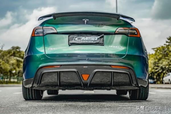 特斯拉Model Y全面改裝,碳纖維寬體鑽石綠變色膜回頭率爆棚 特斯拉Model Y全面改裝,碳纖維寬體鑽石綠變色膜回頭率爆棚