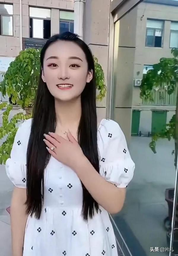 大衣哥兒媳曬旗袍照，被贊嬌豔動人，引發網友圍觀