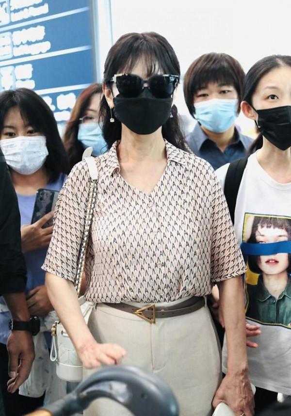 趙雅芝終於不扮嫩了,印花襯衫配九分褲優雅知性,有年齡感也養眼 趙雅芝終於不扮嫩了,印花襯衫配九分褲優雅知性,有年齡感也養眼