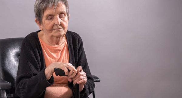 六旬老人無奈哭訴：八旬老母親再不死，我就要被熬死了