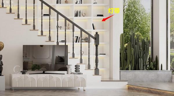 複式樓梯這一面牆，定製4米7的書架滿牆收納，這是家庭“圖書館”