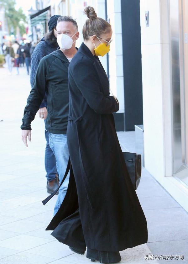 詹弗妮•洛佩茲身穿黑色大衣,搭配闊腿褲和短上衣看上去低調隨性 詹弗妮•洛佩茲身穿黑色大衣,搭配闊腿褲和短上衣看上去低調隨性