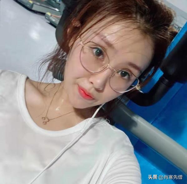 湖北24歲姑娘，奮鬥在抗疫前線，褪去白衣，便是時尚俏皮丫頭