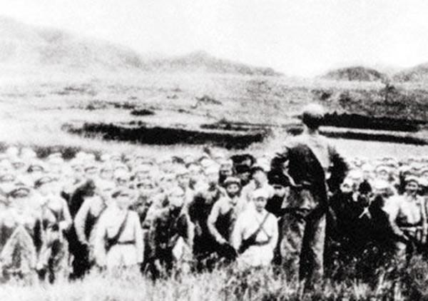 土匪殘害我軍副師長，王震出動41輛坦克：用大炮和他們講道理