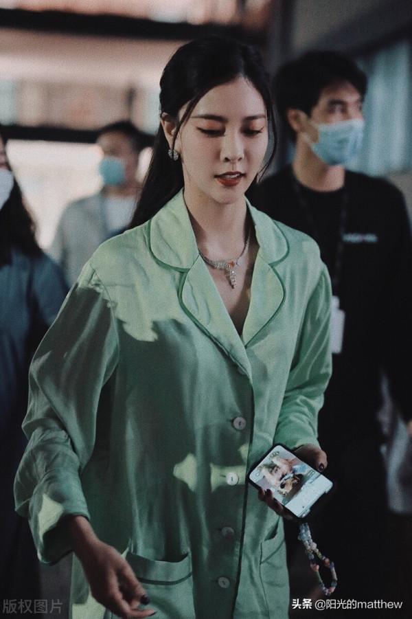 宋妍霏身穿豆綠色睡衣套裝清新時髦遇粉絲圍堵拍照人氣旺