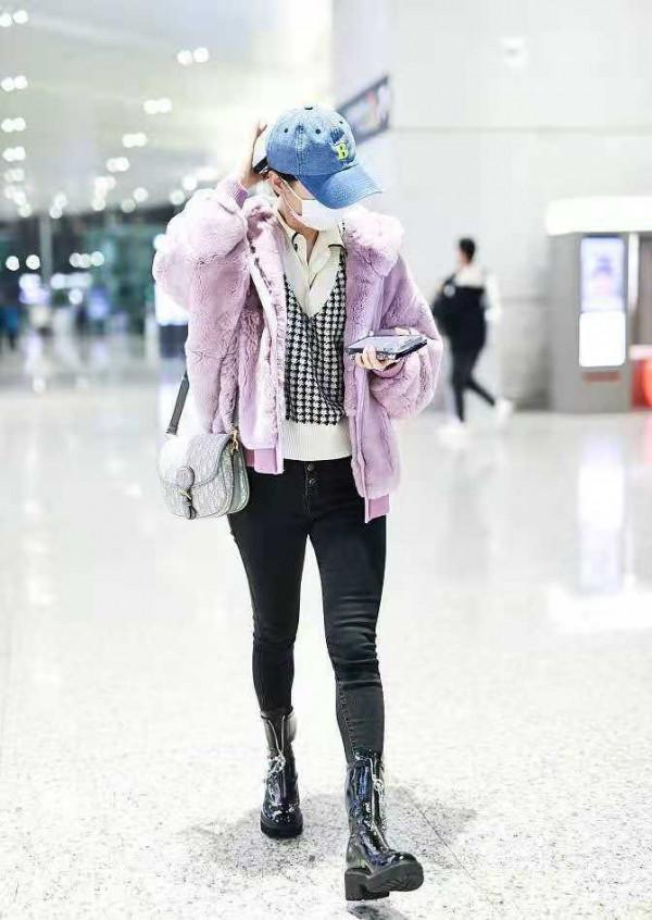 難怪黃聖依能嫁入豪門，穿紫色毛絨外套甜美又少女，看著最多20歲