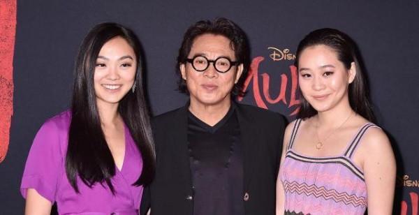 李連杰兩個女兒長相挺普通，穿裙裝配裸妝氣色不差，似鄰家小女孩