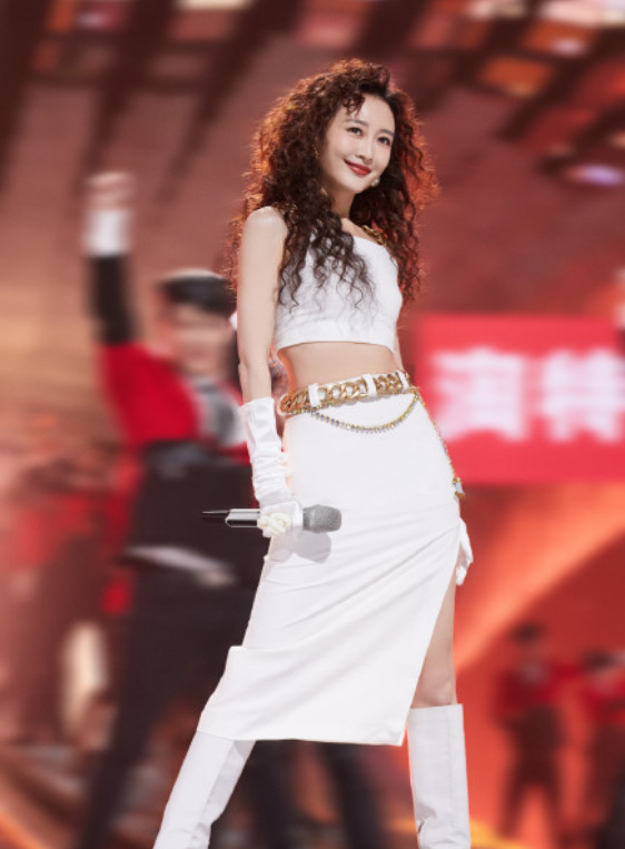 跨年女星哪家強？周慧敏凍齡狀態好，金晨穿漢服，楊紫創收視高峰