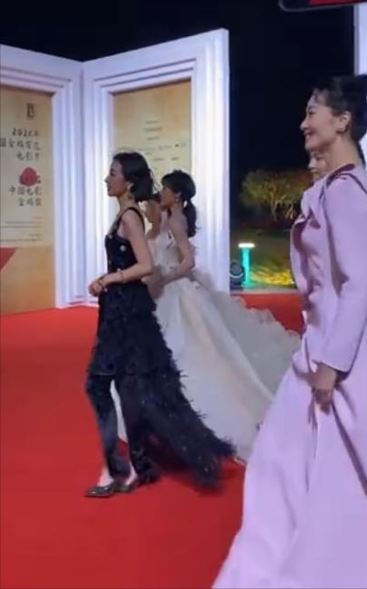 34屆金雞紅毯，張譯緊張到搓衣角，青年演員蹲下為陳道明“讓鏡”