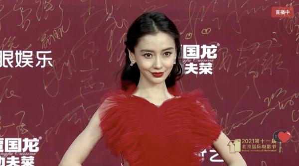 眾星亮相北影節紅毯：黃聖依baby妝容顯老，周冬雨姚晨造型太尷尬