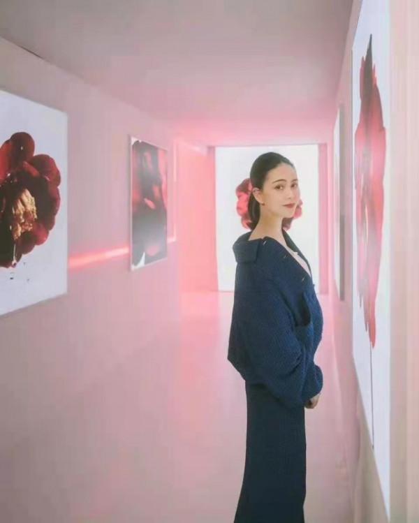 昆凌懷三胎後首亮相！懷孕5個月身材絲毫沒走樣，扎低馬尾美翻天