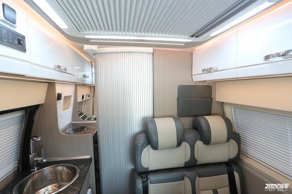 不懼限高！美女初體驗高度只有2米4的宇通福特B型房車