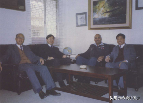 巴基斯坦要求改進殲7座艙，巴空軍中將親自示範：這裡要和F16一樣