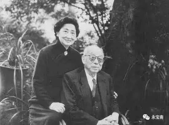 明五彩開光蓮池鴛鴦鳳紋瓶