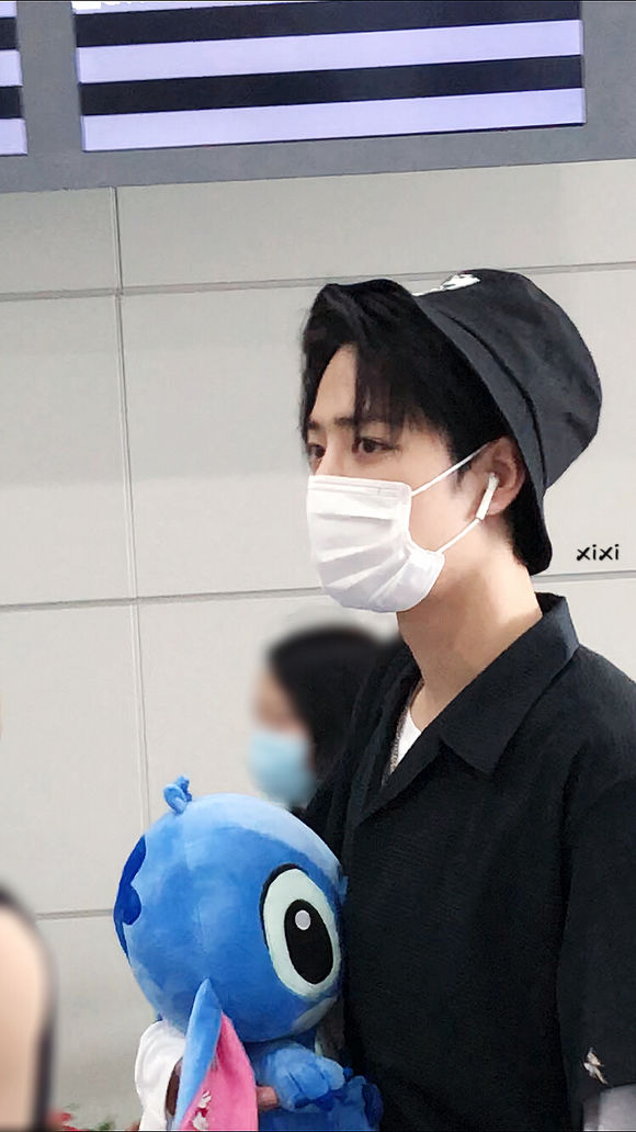 早年在機場手抱著娃娃帶著帽子的肖戰,你見過嗎? 早年在機場手抱著娃娃帶著帽子的肖戰,你見過嗎?