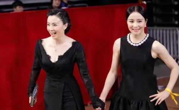 大陶紅和小陶虹同穿黑色裙裝登臺,一個柔美秀氣,一個簡約成熟 大陶紅和小陶虹同穿黑色裙裝登臺,一個柔美秀氣,一個簡約成熟