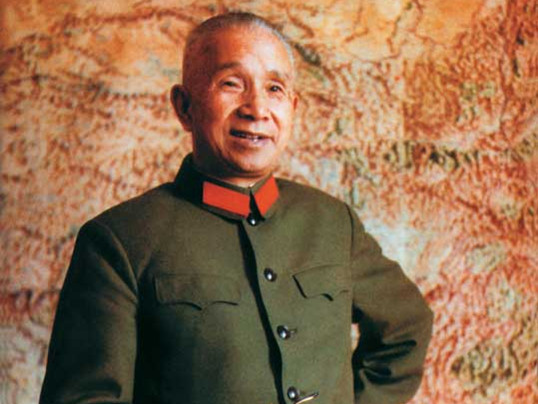 他是納西族第一位中將，從陸軍跨武警服役，2年實現“5級跳”