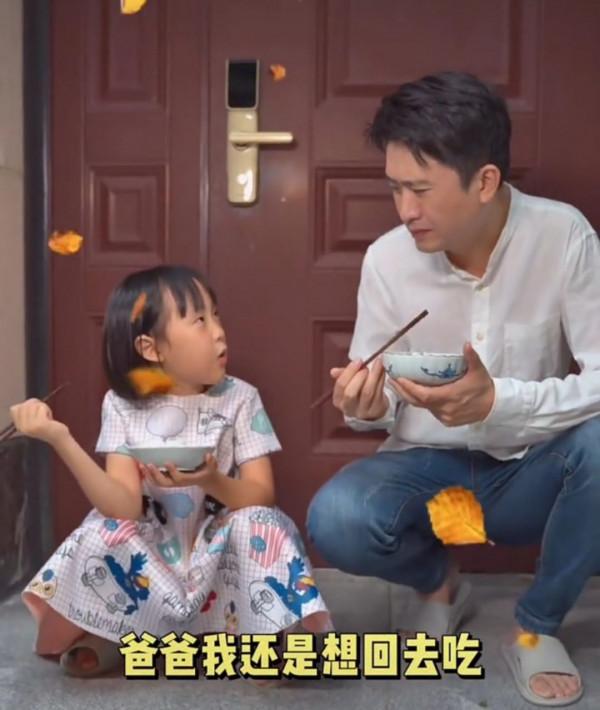 央視主持人楊帆化身老婆奴，妻子穿著寬鬆顯孕味，被疑懷上二胎？