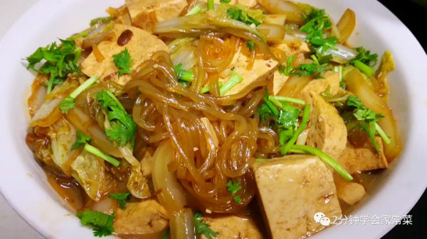 秋冬天冷了，多吃這道燉菜，營養豐富易消化，熱熱乎乎一大碗