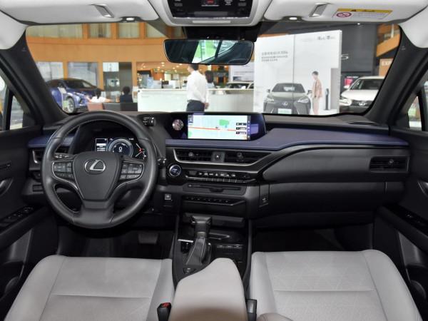價格入門，豪華品牌日系進口，4.6L油耗SUV，實拍雷克薩斯UX