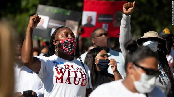 美國黑人青年慢跑遭白人槍殺案，陪審團幾乎全是白人，檢方曾12次罷工以示抗議