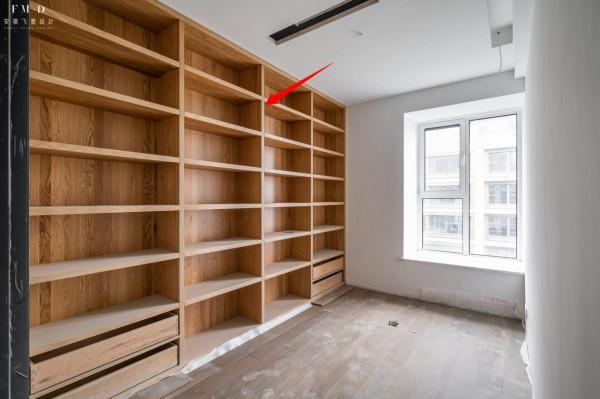 複式樓梯這一面牆，定製4米7的書架滿牆收納，這是家庭“圖書館”