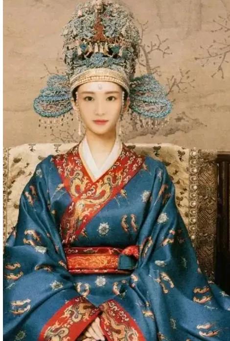 衣服的領子和袖子，在歷史卷軸中的n次回眸