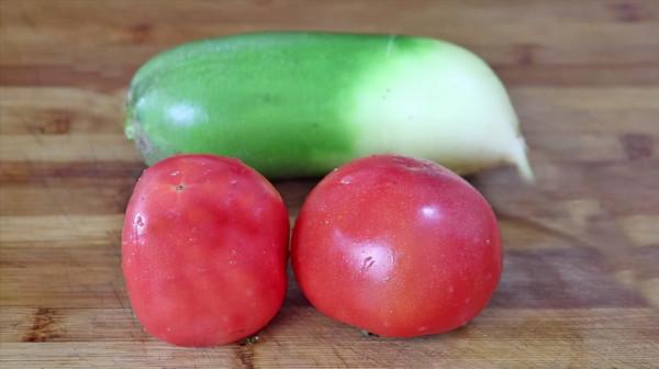 2個西紅柿，1個蘿蔔，教你好吃做法，筷子一攪，營養下飯又解饞