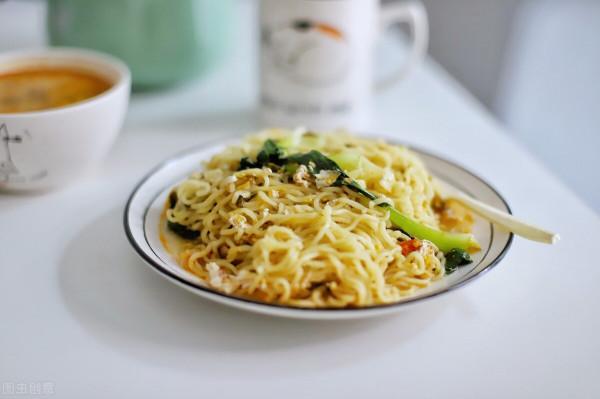 半夜餓了，除了泡麵還能吃啥？吃什麼食物更好？