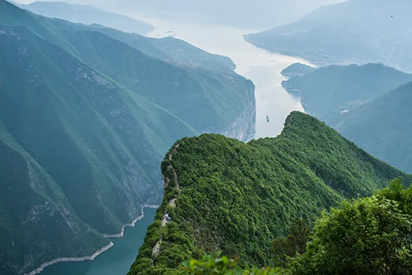 小三峽入口有座明朝古墳，它的守墓人在此住了400年