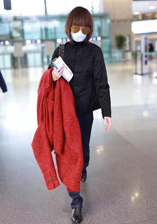 魯豫真不能再瘦了,穿棉服依舊像紙片,罕見穿唐裝一點不富態 魯豫真不能再瘦了,穿棉服依舊像紙片,罕見穿唐裝一點不富態