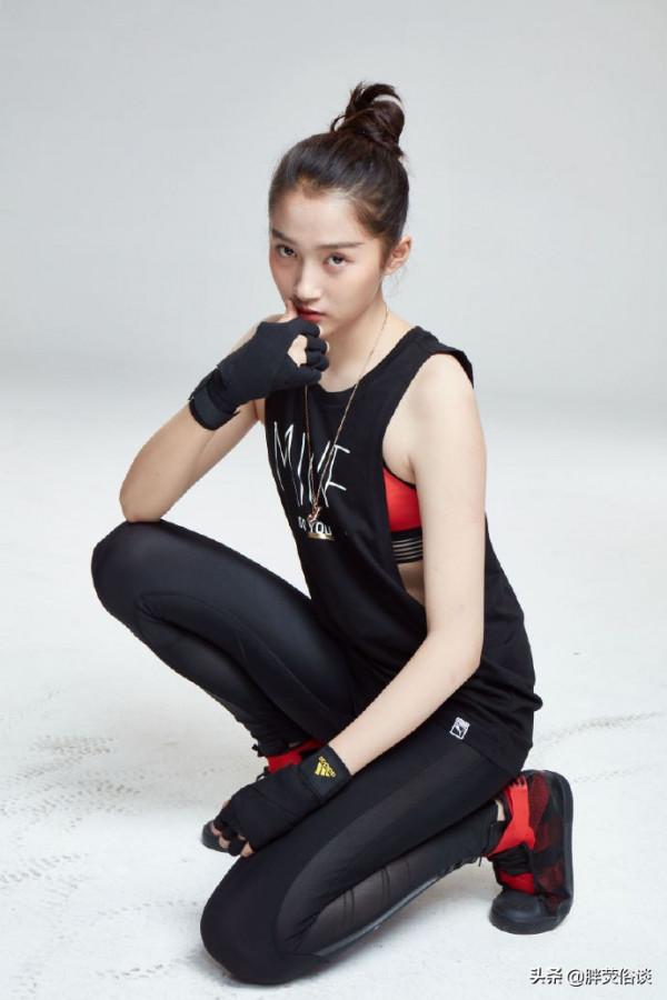 關曉彤一身運動裝化身功夫少女，英姿颯爽