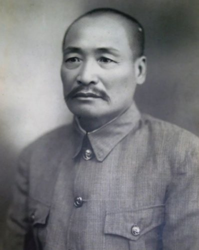 1931年，60歲的他率領全家57人抗日，滿門壯烈，勝利後僅剩3人