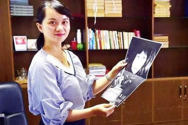 還記得她嗎，一張照片改變命運，時隔30年已從淋雨者變成撐傘人