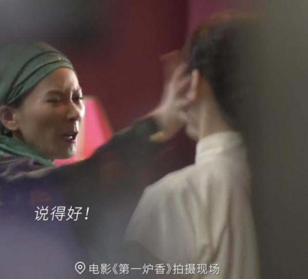 俞飛鴻張佳寧對戲好狠!扇耳光臉瞬間變紅腫,結束後溫柔撫臉安慰 俞飛鴻張佳寧對戲好狠!扇耳光臉瞬間變紅腫,結束後溫柔撫臉安慰