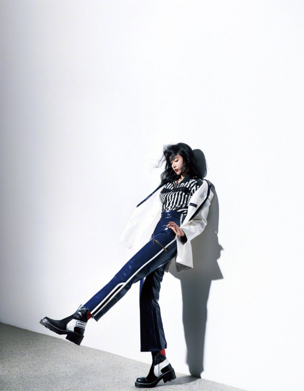 女神劉亦菲時尚大片曝光，西裝配皮褲颯氣十足，仙女耍酷不一般