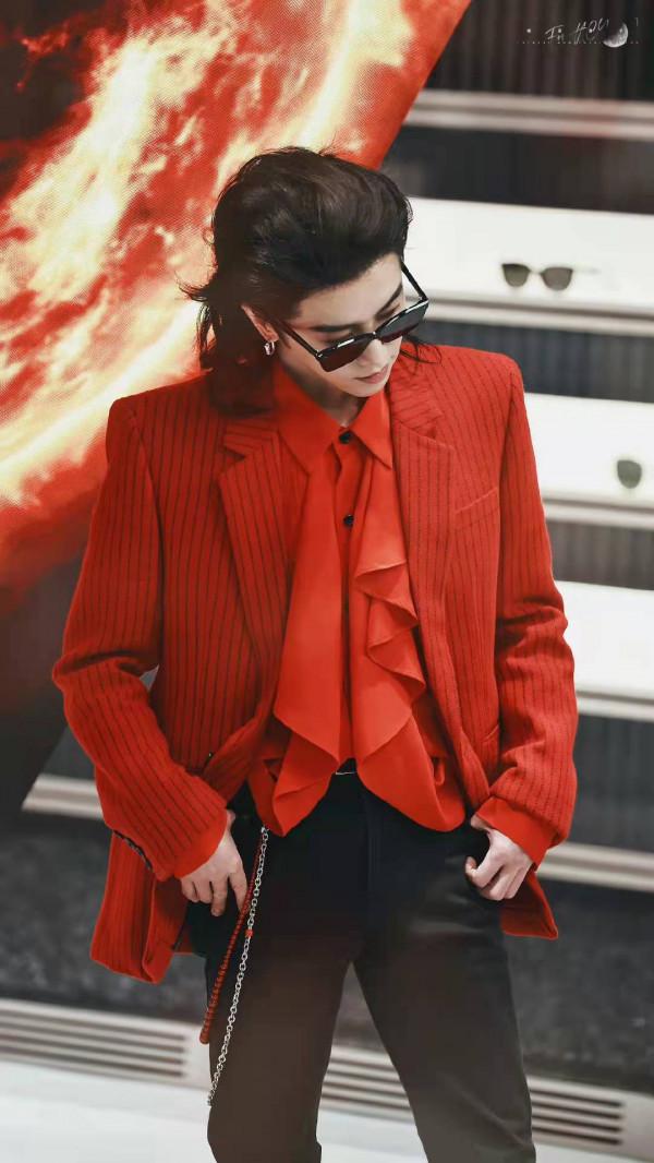 華晨宇長髮背頭紅西裝出席品牌活動，網友直呼：這也太帥了