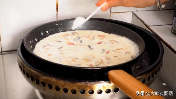 天冷了，煮個酥皮面包湯喝，喝完湯，吃浸滿奶油湯汁的麵包，滿足