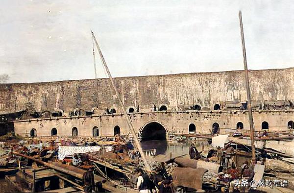 1911年的南京古城，鼓樓前有兵丁把守，江南貢院破爛不堪