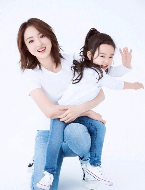 董璇母女同穿桃心長褲，灰色拼接西裝丸子頭，小酒窩抱腰撒嬌萌化